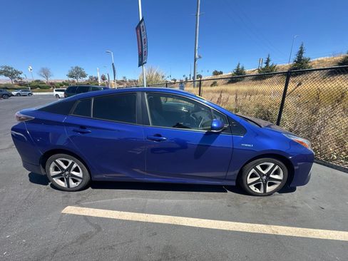 Used 2016 Toyota Prius Three Touring FWD image 2