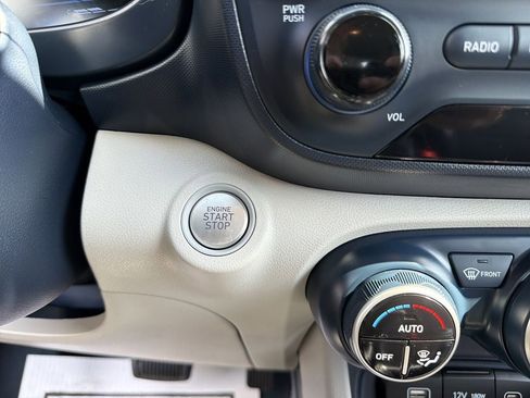 Used 2025 Hyundai Venue Limited FWD image 26