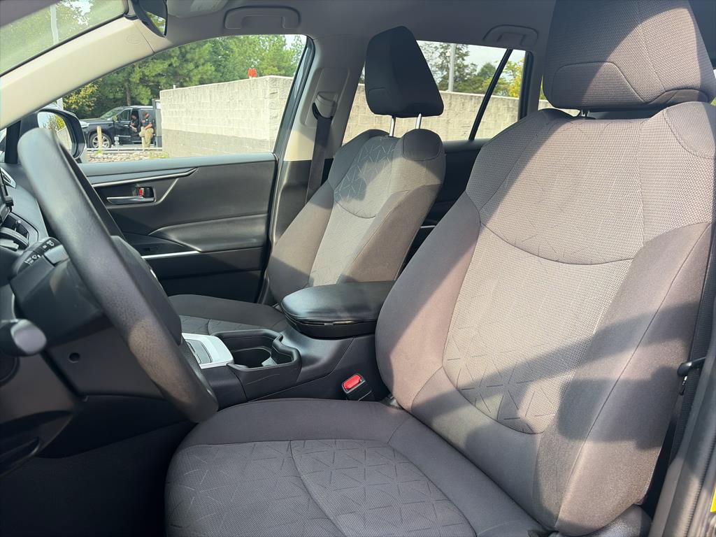 Used 2021 Toyota RAV4 XLE AWD/4WD image 18