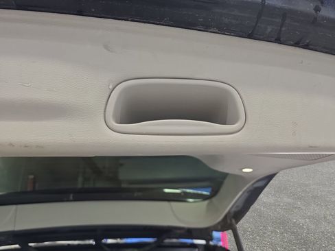 Used 2024 Chrysler Pacifica Touring-L FWD image 13