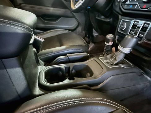 Used 2023 Jeep Wrangler Unlimited Sahara w/ Cold Weather Group AWD/4WD image 31
