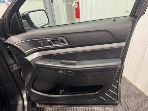 Used 2017 Ford Explorer XLT w/ XLT Technology Feature Bundle AWD/4WD image 15