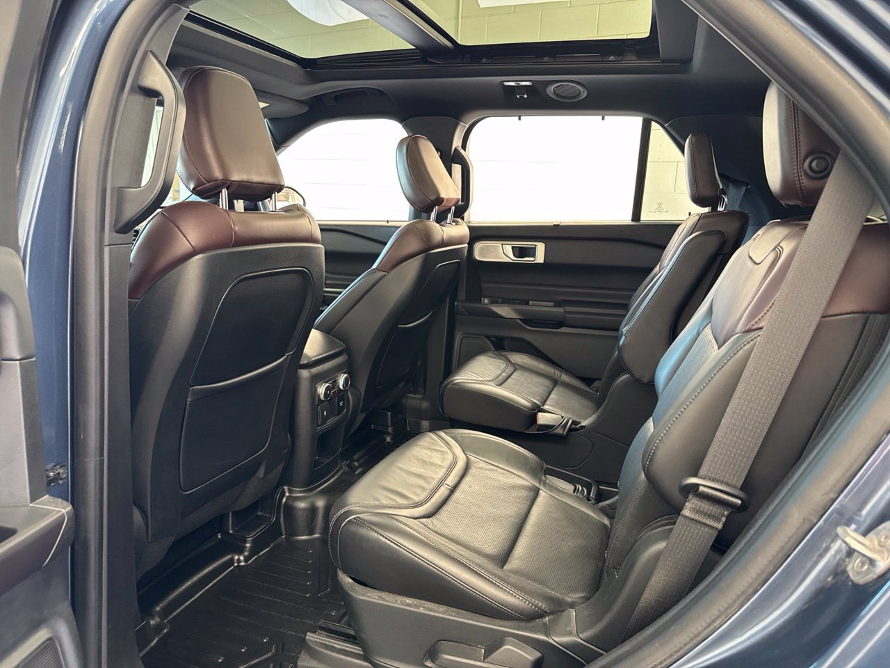 Used 2020 Ford Explorer Platinum w/ Premium Technology Package AWD/4WD image 42