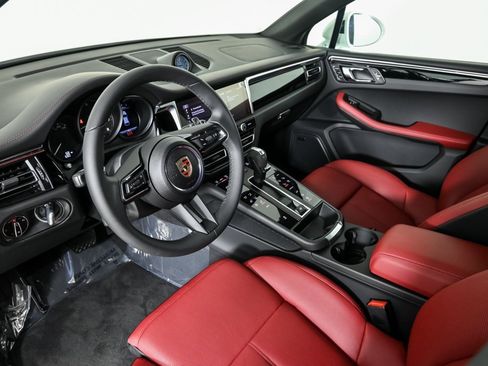 New 2025 Porsche Macan image 4