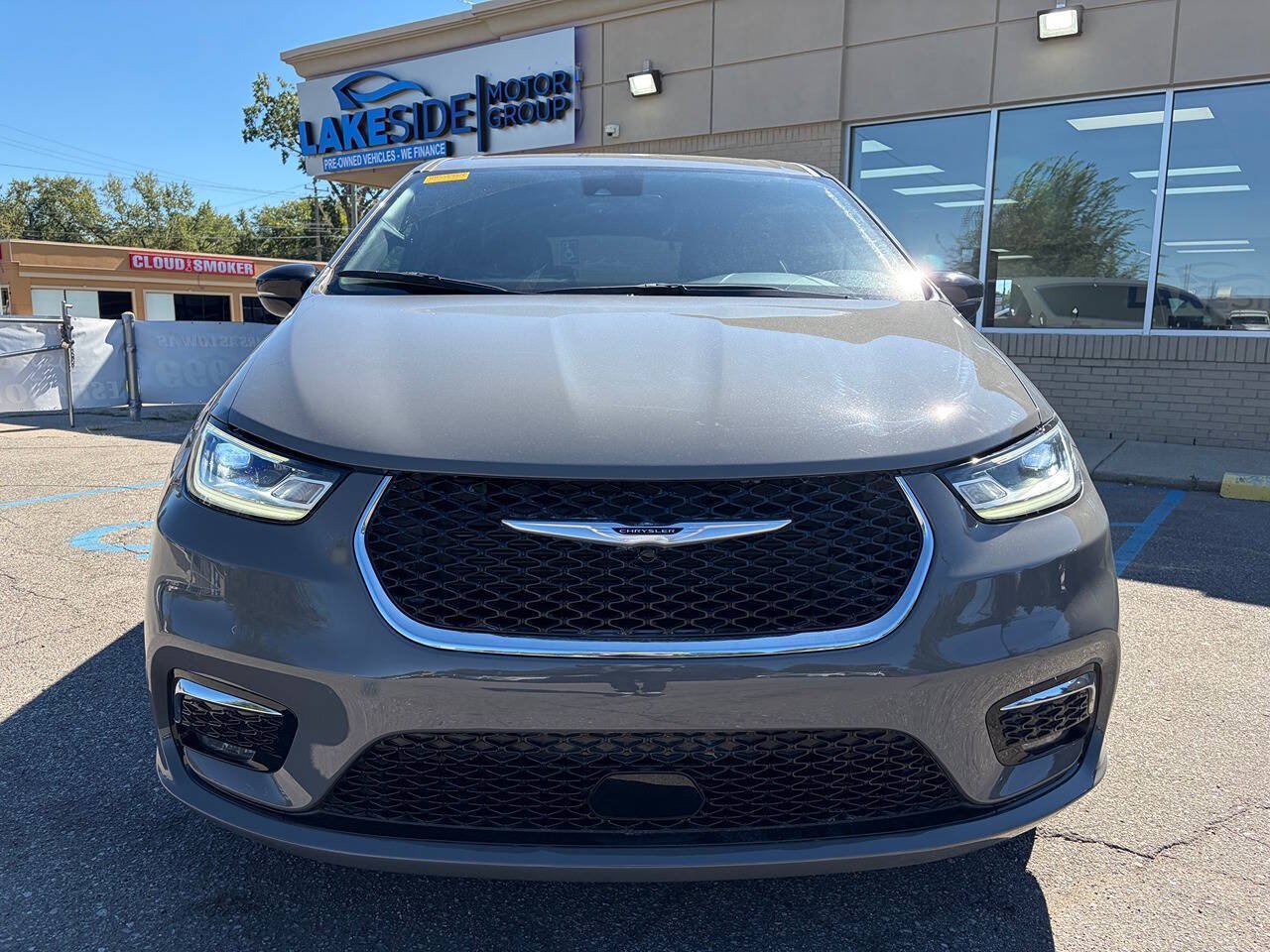 Used 2025 Chrysler Pacifica Select FWD image 2