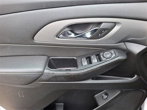 Used 2023 Chevrolet Traverse LT image 12