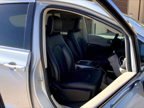 Used 2024 Chrysler Pacifica Touring-L FWD image 9