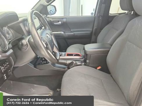 Used 2016 Toyota Tacoma TRD Off-Road w/ Towing Package image 11