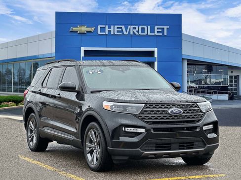 Used 2023 Ford Explorer XLT w/ Equipment Group 202A AWD/4WD image 6