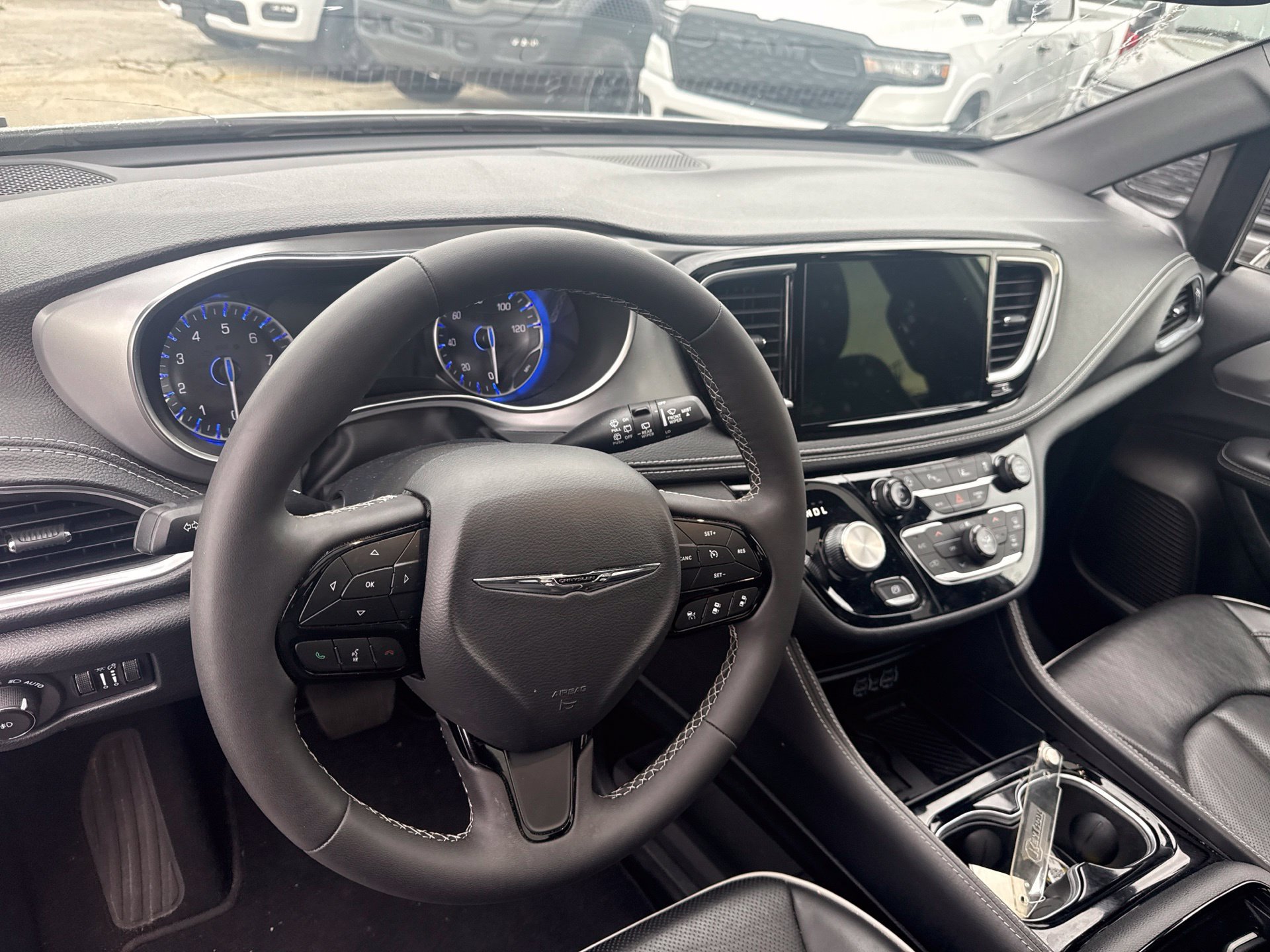 Used 2025 Chrysler Pacifica Limited FWD image 10