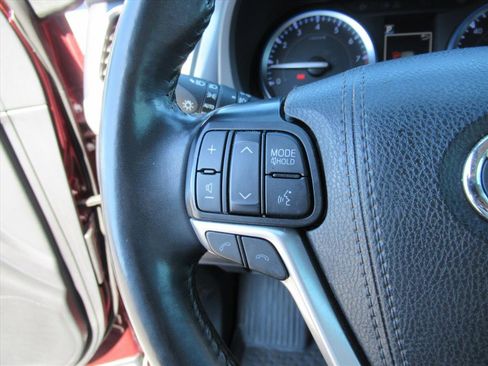 Used 2019 Toyota Highlander XLE image 18