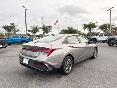 Used 2024 Hyundai Elantra Blue FWD image 3