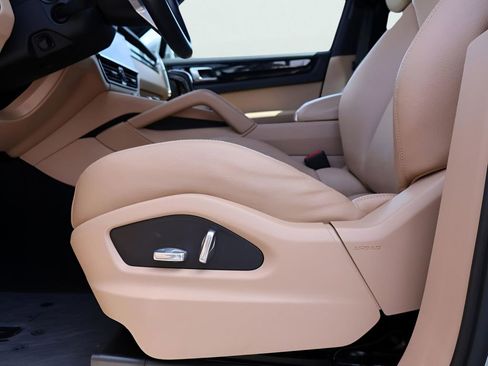 Used 2021 Porsche Cayenne image 36