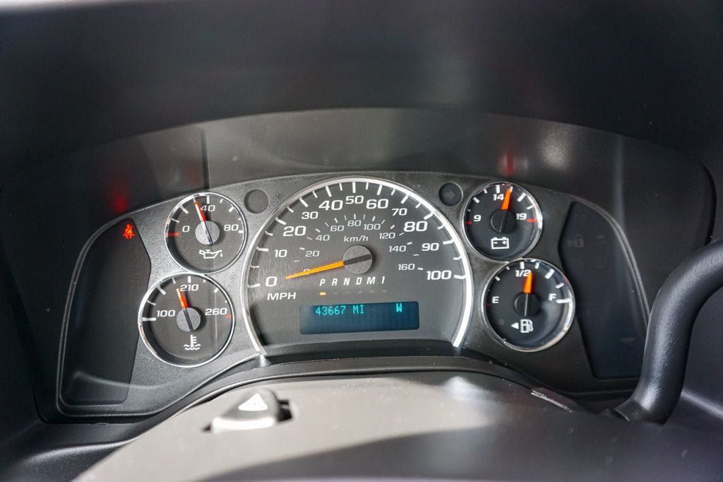 Used 2017 Chevrolet Express 3500 LT w/ LT Preferred Equipment Group RWD image 18