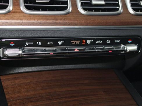 Used 2025 Mercedes-Benz GLS 450 4MATIC image 17