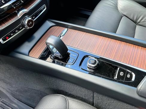 Used 2024 Volvo XC60 B5 Plus w/ Protection Package Premier image 15