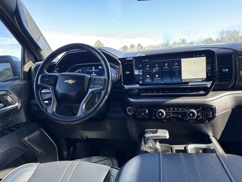 Used 2023 Chevrolet Silverado 1500 High Country w/ High Country Premium Package image 3