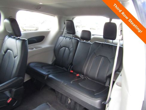 Used 2023 Chrysler Pacifica Touring-L image 19