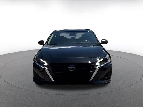 Used 2025 Nissan Altima 2.5 SV FWD image 2