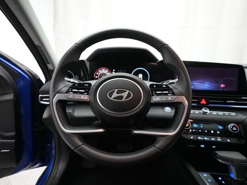 Used 2025 Hyundai Elantra Limited image 4