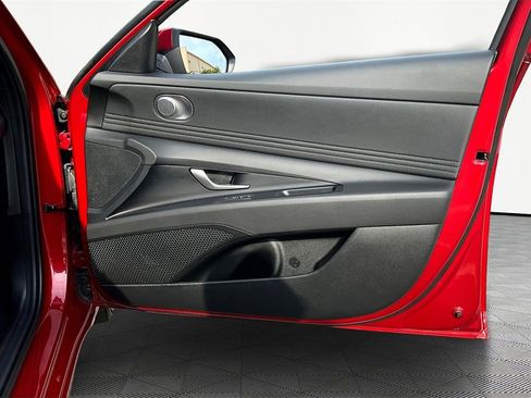 Certified 2025 Hyundai Elantra SEL image 24