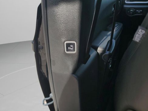 Used 2025 Chrysler Pacifica Select FWD image 11