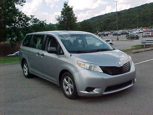Used 2011 Toyota Sienna w/ Towing Pkg FWD image 32