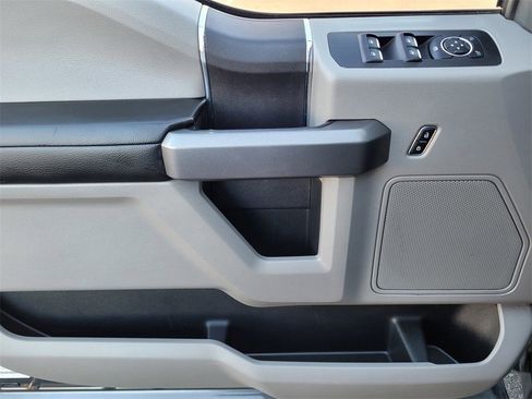 Used 2015 Ford F150 XLT image 22