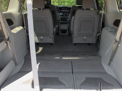 Used 2021 Chrysler Pacifica Touring w/ Uconnect Theater Family Group image 9