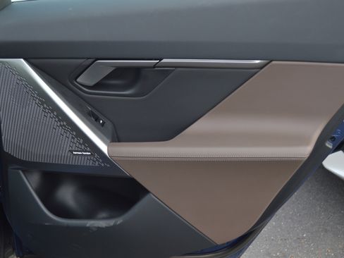 Used 2025 BMW 530i xDrive w/ Premium Package image 32