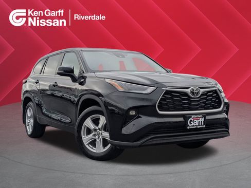 Used 2023 Toyota Highlander LE image 1