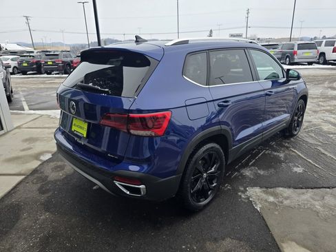 Used 2022 Volkswagen Taos SE w/ Panoramic Sunroof Package image 5