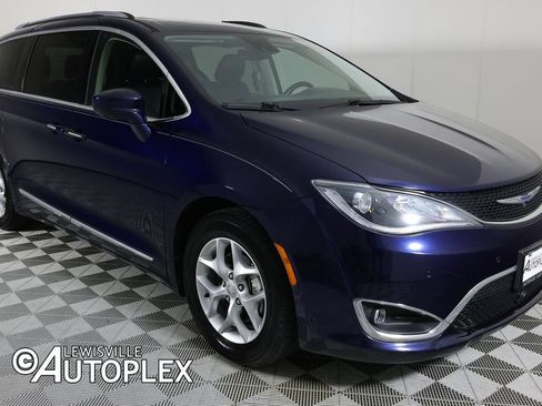 Used 2019 Chrysler Pacifica Touring-L Plus FWD image 3