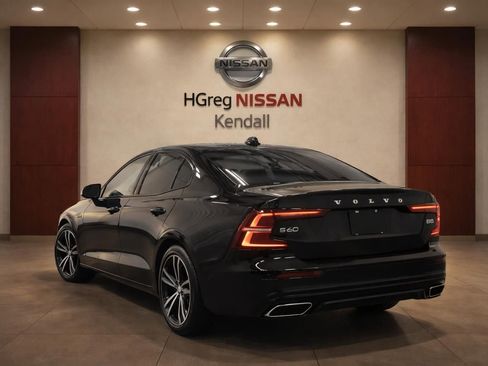 Used 2022 Volvo S60 B5 Momentum w/ Premium Package FWD image 2
