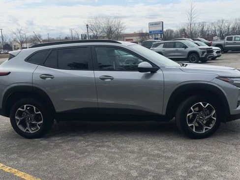 Certified 2025 Chevrolet Trax LT w/ Driver Confidence Package FWD image 9