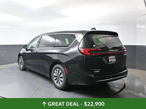 Used 2023 Chrysler Pacifica Touring-L FWD image 12