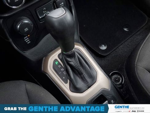 Used 2016 Jeep Renegade Latitude AWD/4WD image 18