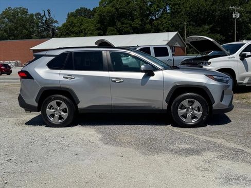 Used 2022 Toyota RAV4 XLE AWD/4WD image 2