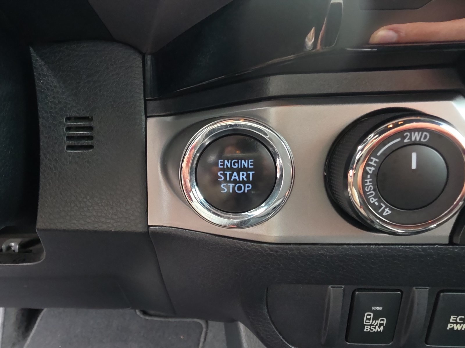 Used 2017 Toyota Tacoma Limited w/ Tow Package AWD/4WD image 26