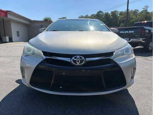 Used 2015 Toyota Camry SE w/ Moonroof Package FWD image 2