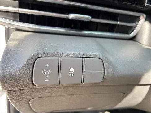 Used 2025 Hyundai Elantra SEL image 16