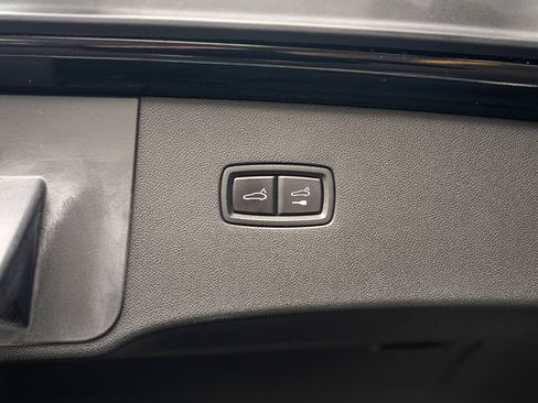 Certified 2022 Porsche Cayenne Platinum Edition image 22