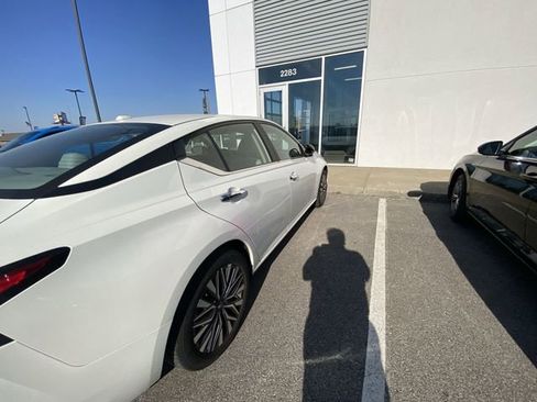 Used 2025 Nissan Altima 2.5 SV image 9