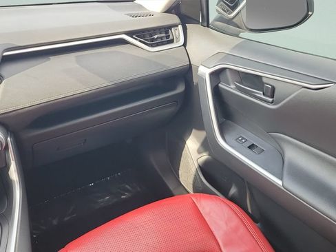 Used 2021 Toyota RAV4 LE FWD image 13