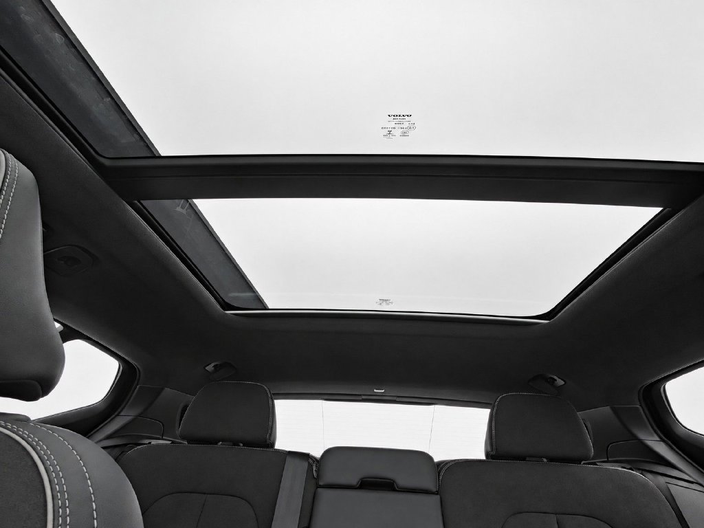 Used 2022 Volvo XC40 T5 R-Design w/ Advanced Package AWD/4WD image 36