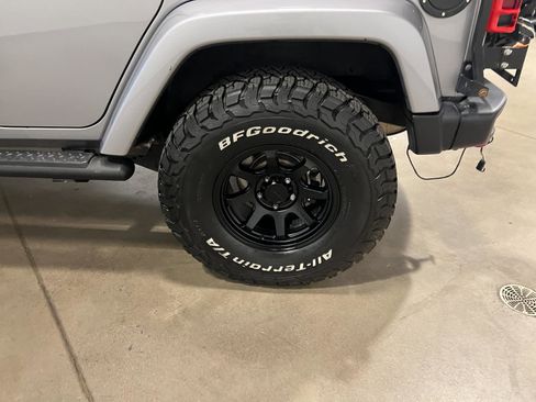 Used 2017 Jeep Wrangler Unlimited Rubicon image 38