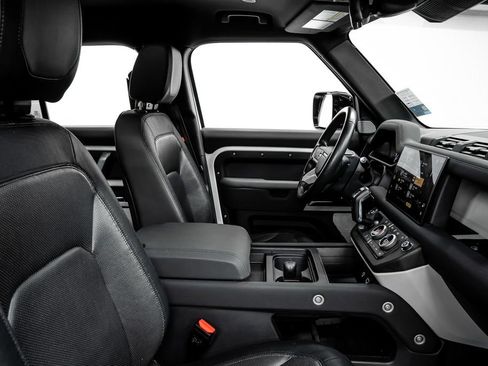 Used 2023 Land Rover Defender 130 X-Dynamic SE image 31
