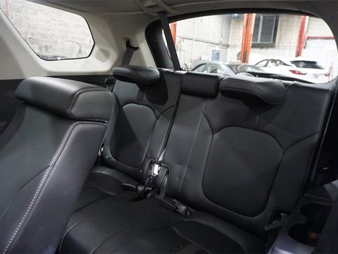 Used 2025 Honda Pilot Touring image 18