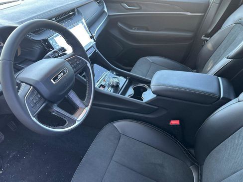 New 2026 Jeep Grand Cherokee Altitude image 7