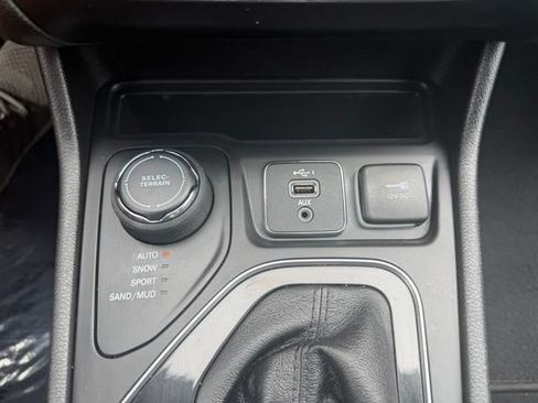 Used 2021 Jeep Cherokee Limited AWD/4WD image 28